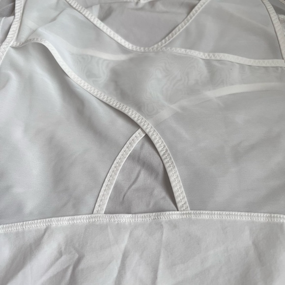 Lululemon Athletica - Run with the Sun Tank Top in white. Size 10 - Picture 5 of 9